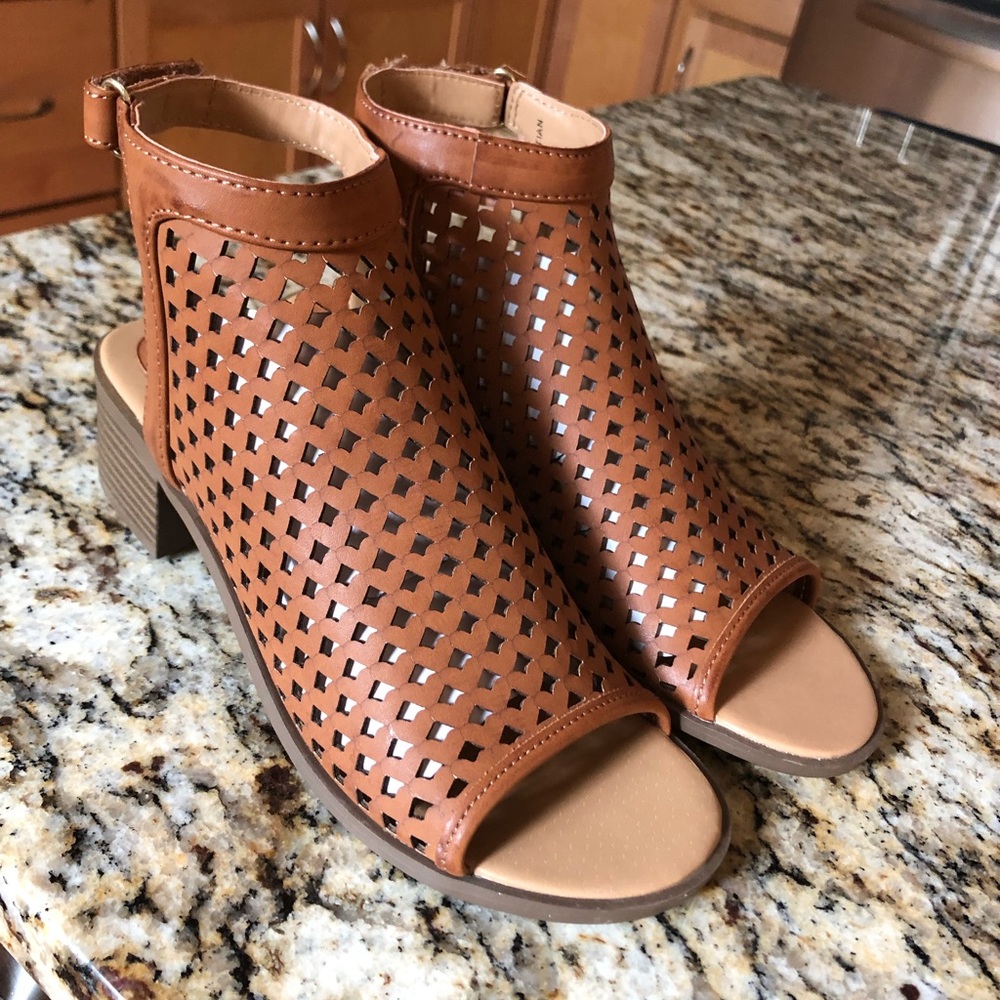 NEW Nine West Kariana Girks Size 4